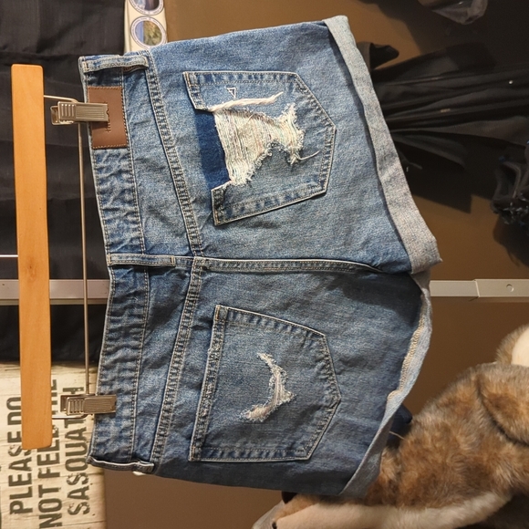 NWT* Hidden Light Wash Distressed Bohemian Denim Shorts Size Medium - Picture 2 of 10